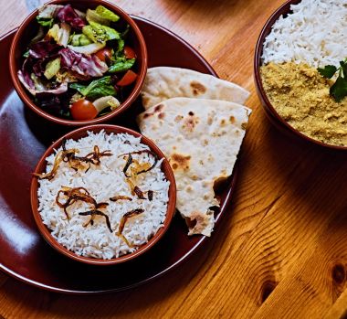 Yemekten sonra beyaz pirinç ve sebze salatası