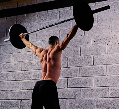 Ağız kavgası yapıyor atletik gömleksiz adam