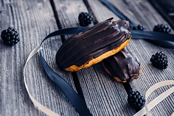 Chocolade eclairs met bessen — Stockfoto