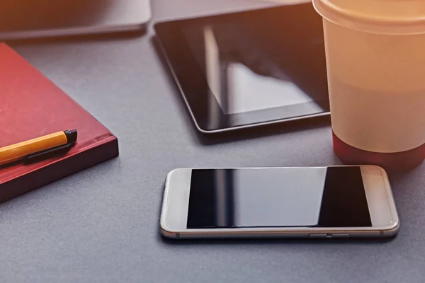 Smartphone, tablette et tasse à café en papier — Photo