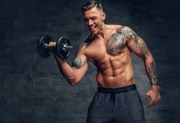 Athletic male doing biceps workouts — Stock Photo, Image
