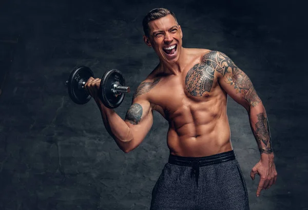 Lekkoatletycznego mężczyzna robi biceps treningi — Zdjęcie stockowe