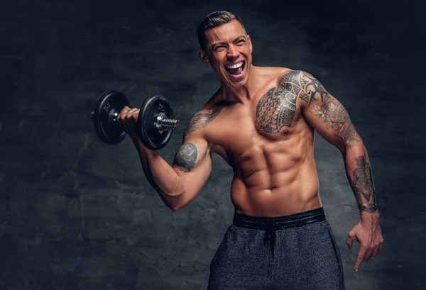 Homme athlétique faisant des séances d'entraînement biceps — Photo