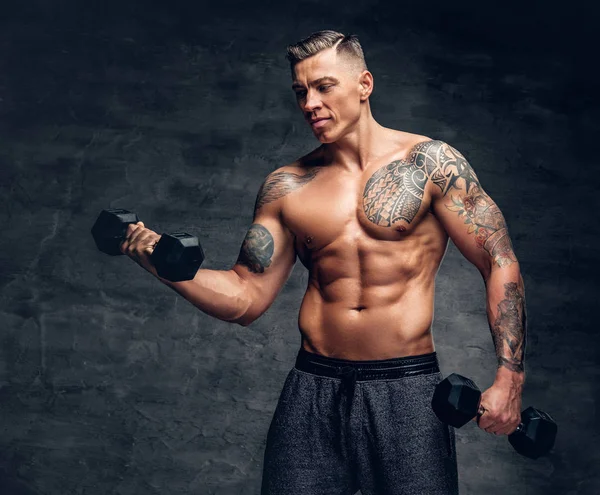 Atletický muž dělá biceps cvičení — Stock fotografie