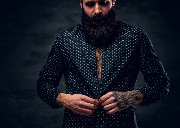 Varón barbudo con camisa azul oscuro —  Fotos de Stock