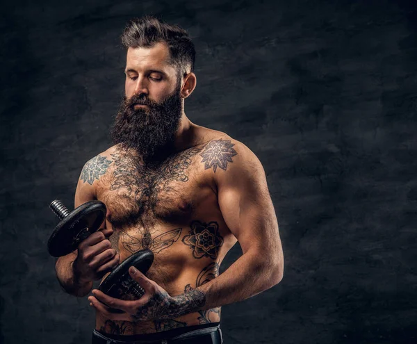 Hemdloser bärtiger Mann beim Workout — Stockfoto