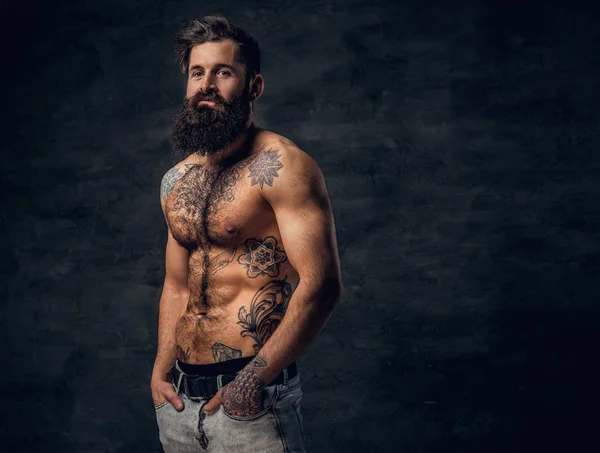 Uomo barbuto senza camicia con busto tatuato — Foto Stock