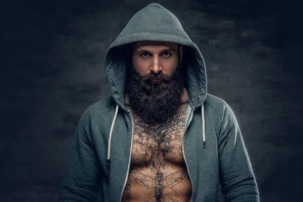 Bir gri kapşonlu spor sakallı adam — Stok fotoğraf