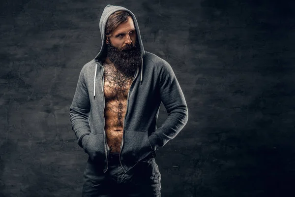 Жорстокий чоловік з татуюванням на грудях — стокове фото