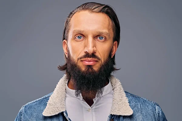 Bărbat cu barbă îmbrăcat într-o jachetă din denim — Fotografie, imagine de stoc