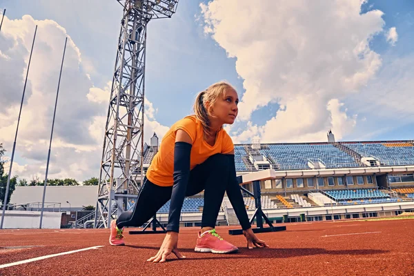 Sarışın sportif kadın runner — Stok fotoğraf