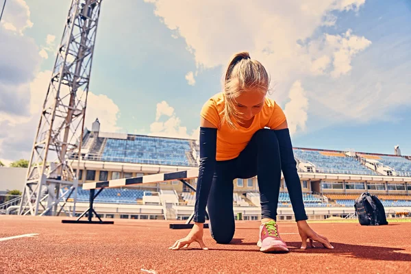 金发碧眼的运动型女子赛跑运动员 — 图库照片