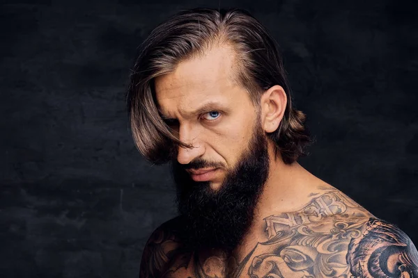 Tetovált félmeztelen szakállas férfi portréja. — Stock Fotó