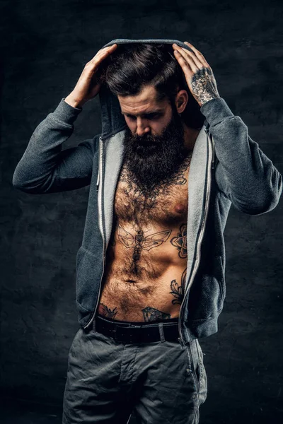 Homme barbu athlétique en sweat à capuche gris — Photo