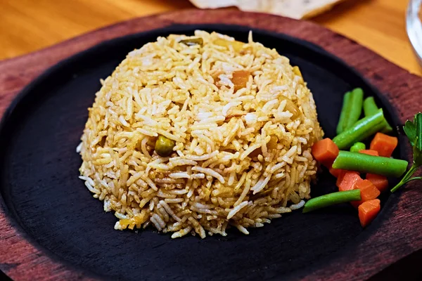 Hnědá rýže s bylinkami — Stock fotografie