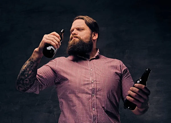 Hipster barbudo tiene botellas de cerveza — Foto de Stock