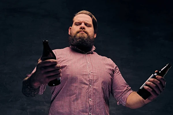 Hipster barbudo tiene botellas de cerveza — Foto de Stock