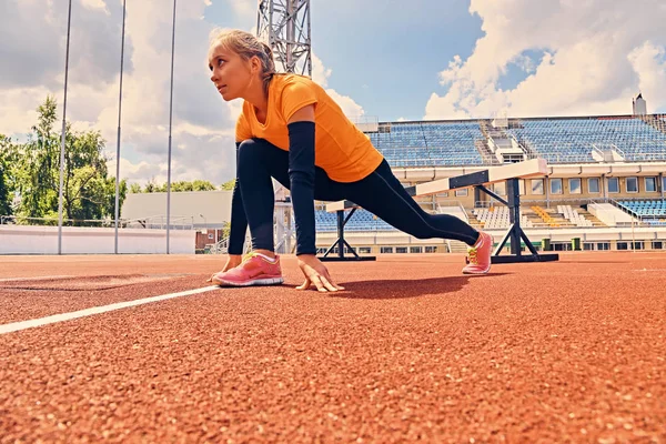 Szőke sportos női nyújtás — Stock Fotó