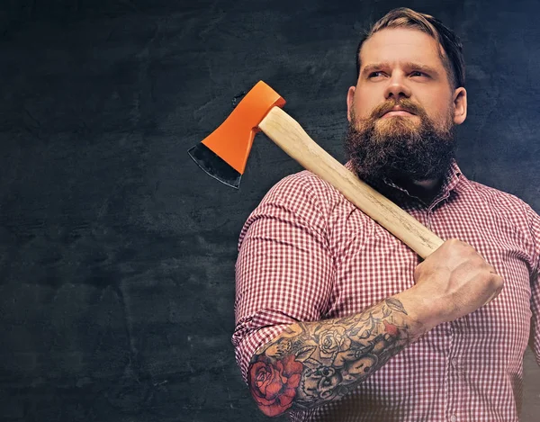 Bearded lumberjack holds an axe — Stock Photo, Image