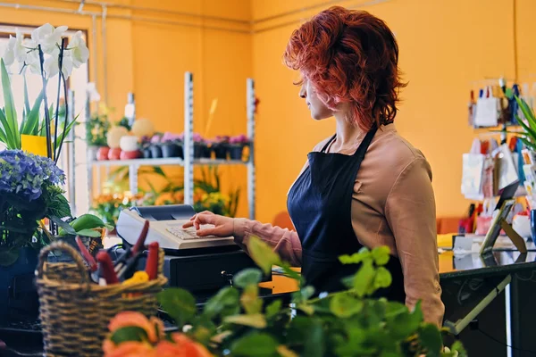 Vendedor de flores feminino usando caixa registradora — Fotografia de Stock