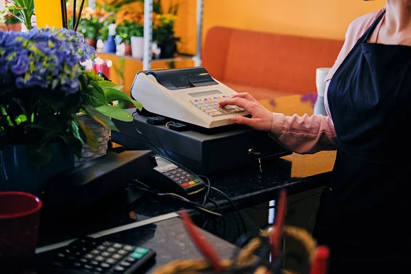 Mujer vendedor de flores utilizando caja registradora —  Fotos de Stock