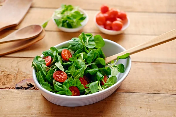 Tomat ceri dan salad kemangi dalam mangkuk — Stok Foto