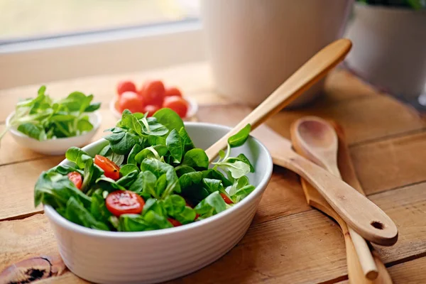 Kirschtomaten und Basilikumsalat in Schüssel — Stockfoto