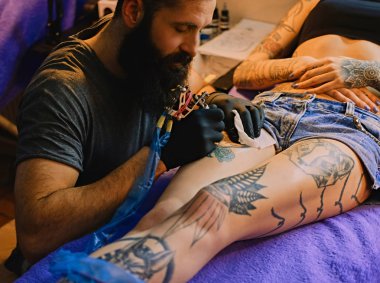 Sakallı dövme sanatçısı