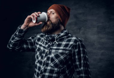 Adam bir kağıt bardak kahve içer