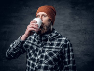 Adam bir kağıt bardak kahve içer