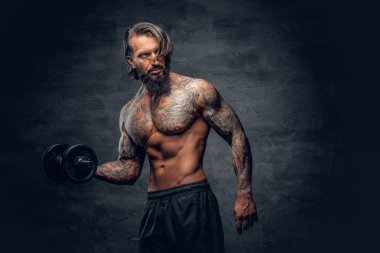 gömleksiz kaslı adam 
