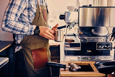 Adam kapuçino hazırlanıyor