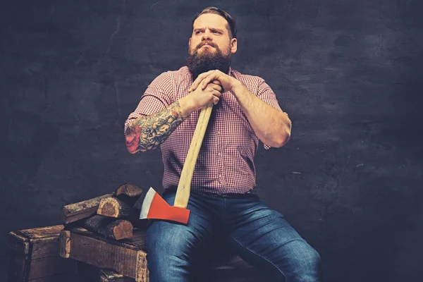 Bearded lumberjack holds an axe — Stock Photo, Image