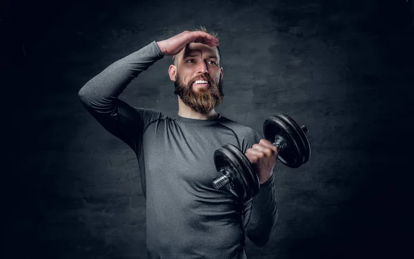 Спортсмен бородатий тримає гантелі . — стокове фото