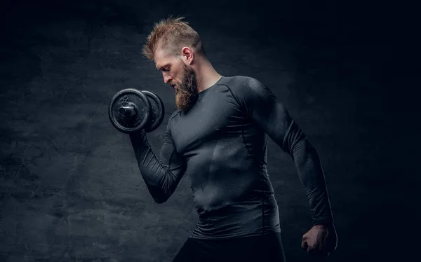 Sportovní vousatý muž drží JEDNORUČKY — Stock fotografie