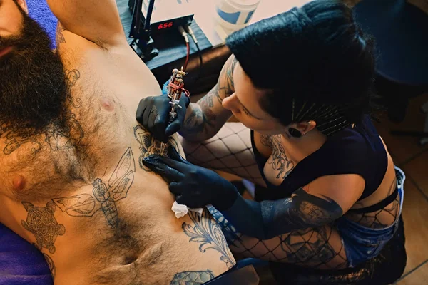 Artista profesional del tatuaje femenino — Foto de Stock