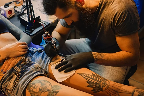 Tatuaje artista hace un tatuaje —  Fotos de Stock