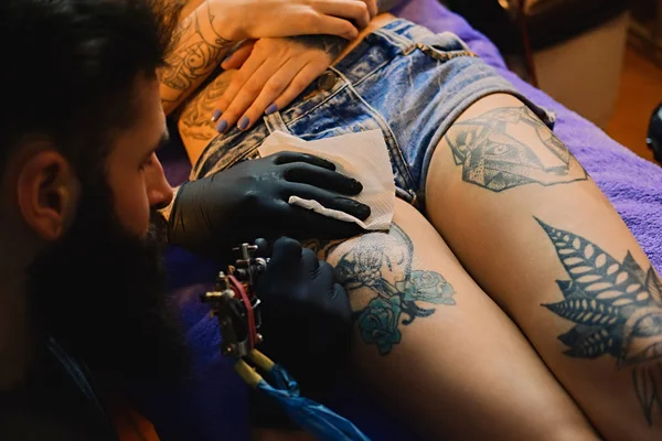 Tatuaggio artista fa un tatuaggio — Foto Stock