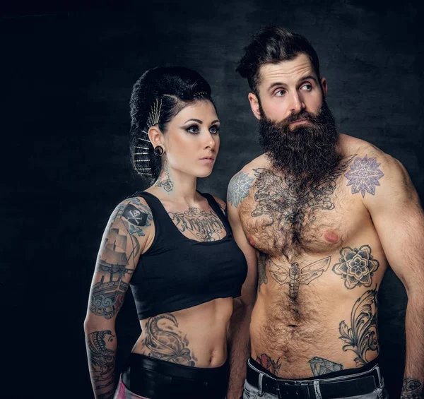 Tatoué barbu homme et femme brune — Photo