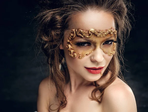 Vrouw met Carnaval gouden masker — Stockfoto
