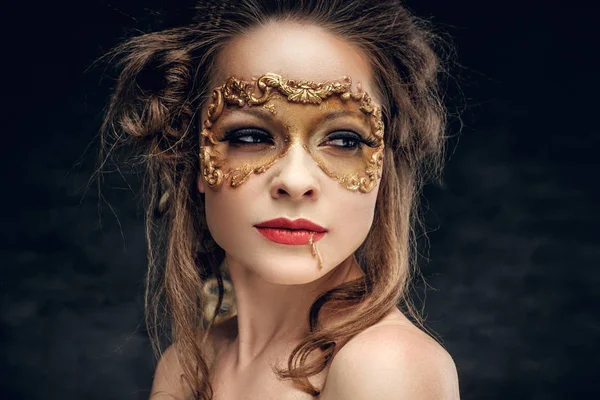 Женщина в карнавальной золотой маске — стоковое фото