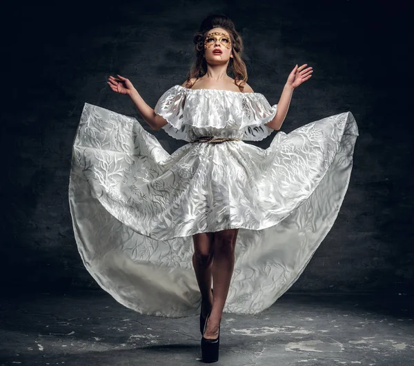 Mulher vestida com um vestido carnaval vibrante — Fotografia de Stock