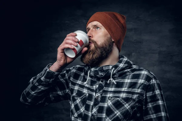 Mann trinkt Kaffee aus Pappbecher — Stockfoto