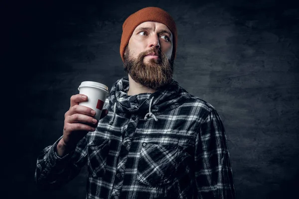 Бородатий чоловік тримає чашку кави — стокове фото