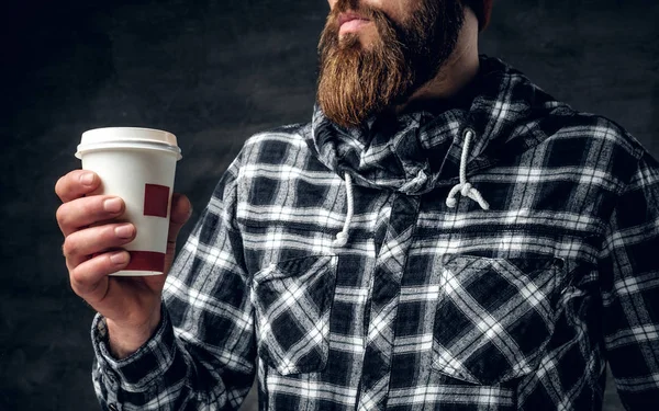 Mann hält Pappbecher mit Kaffee — Stockfoto