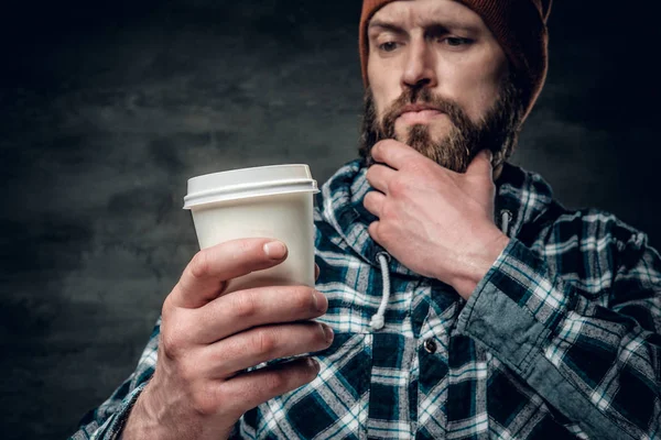 Kağıt bardak kahve adam tutar — Stok fotoğraf