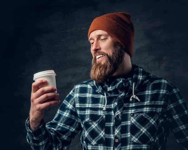 Bärtiger Mann hält Kaffeetasse — Stockfoto