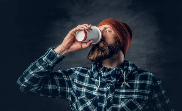Mann trinkt Kaffee aus Pappbecher — Stockfoto