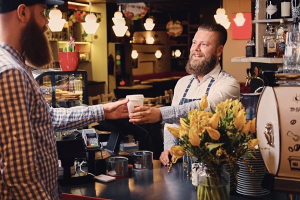 Γενειοφόρος barista αρσενικό πουλάνε καφέ — Φωτογραφία Αρχείου