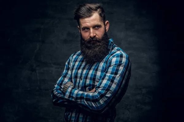 Çapraz kolları olan sakallı adam — Stok fotoğraf